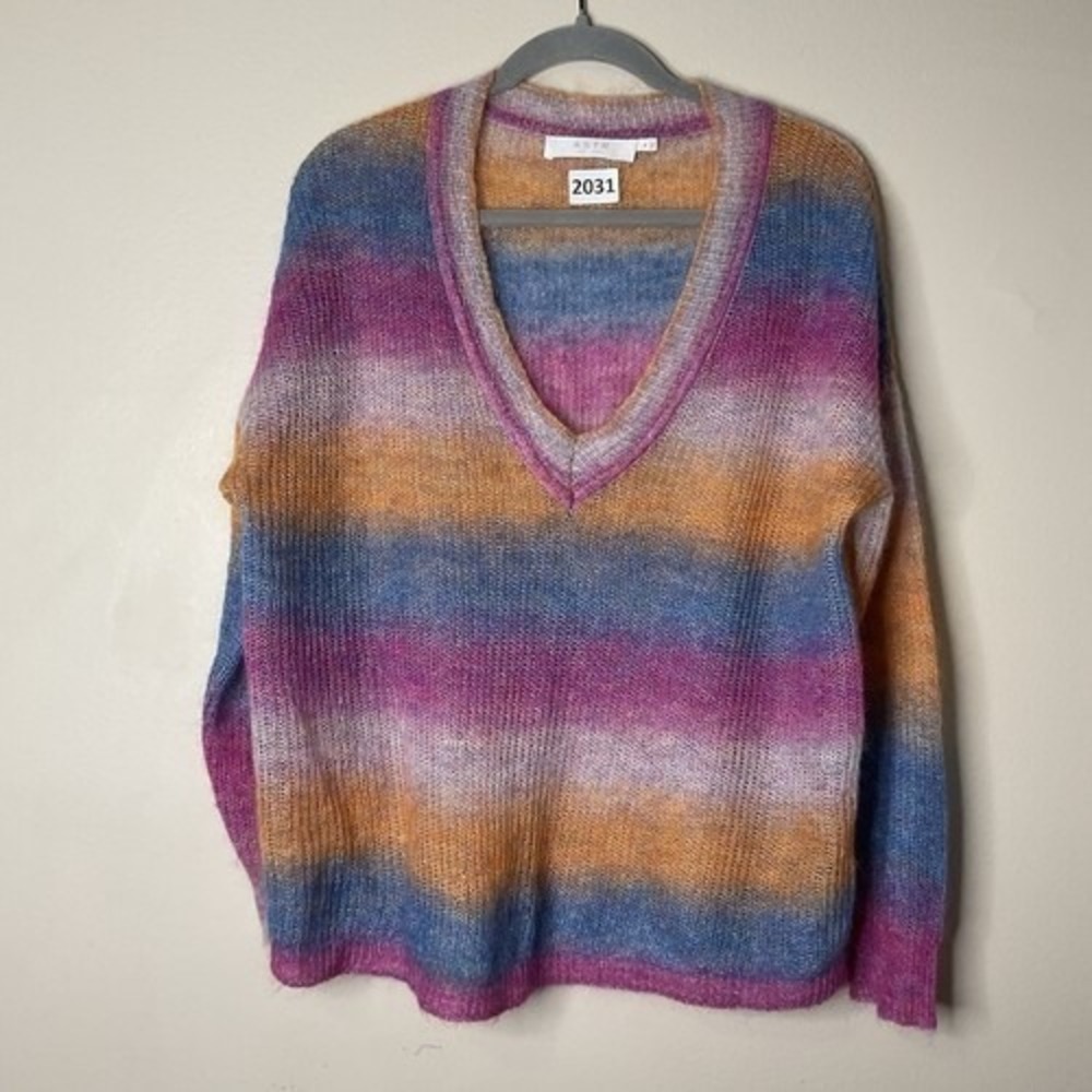 NWOT‎ Astr The Label V-Neck Sweater Pullover Women M China Wool/Mohair/Nylon